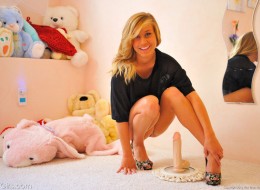 Nastoletnia blondynka z wielkim wibratorem (4)