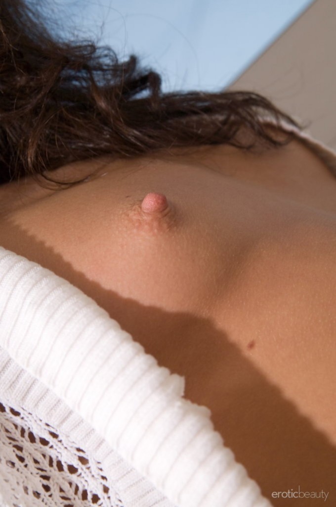 Naga brunetka w swoim mieszkaniu (9)