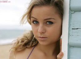 Młoda sunia przy ścianie budynku (11)