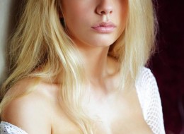 Piękna blondyna nago z wielkimi piersiami (11)