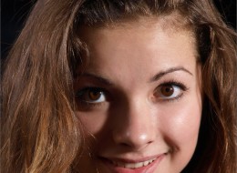 Młoda suczka przy kominku (12)