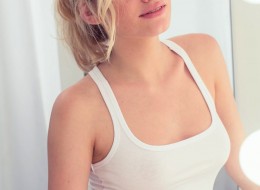 Naturalna blondyneczka przed lustrem (14)