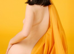 Bruneta na żółtym tle (7)