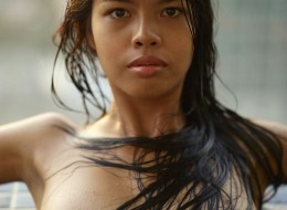 Chuda Azjatka w wodzie (7)