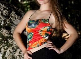 Rozebrana nastolatka przy drzewie (12)