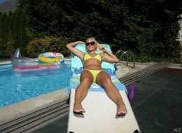 Dziewczyna w żółtym bikini (15)