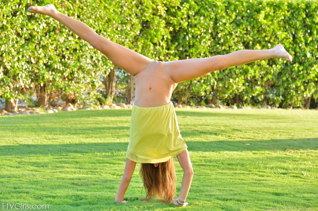 Śliczna się rozbiera (7)