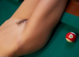 Naga na stole bilardowym (7)