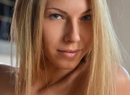 Znana sex małolata w jeansach (1)