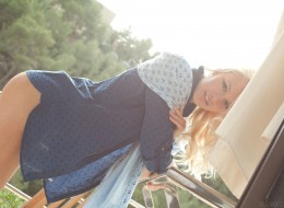 Blondynka na tarasie w białych majteczkach (7)