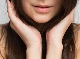 Bawi się swoimi cycami (1)