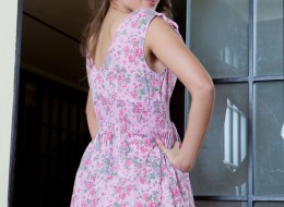 Gorąca małolata w różowej sukience (15)
