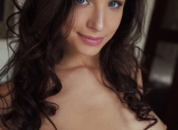 Piękna laska z dużym nosem (2)