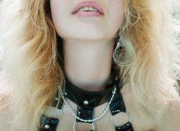 Blondi w łańcuchach (9)