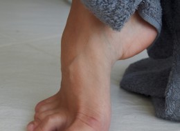 Brunetka siedzi na wannie (10)