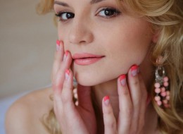 Blondi z ciemnymi oczami rozebrała się (18)