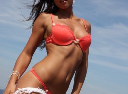 Brunetka zdejmuje strój kąpielowy (12)