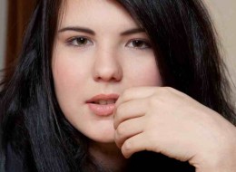 Młoda z brzuszkiem całkiem naga (5)