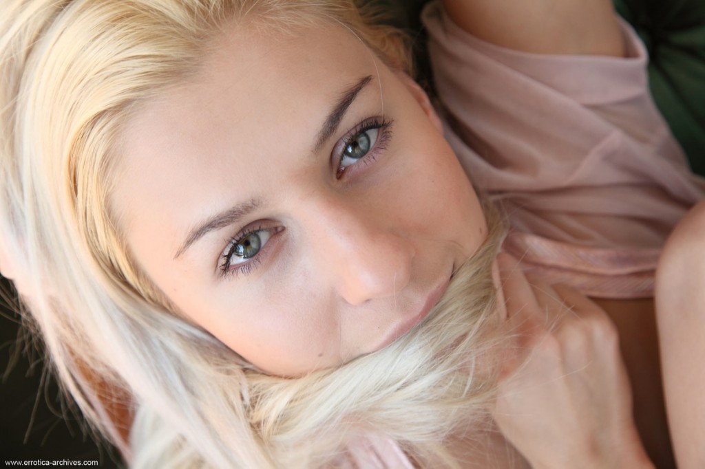 Rozwalona naga na starym fotelu (8)