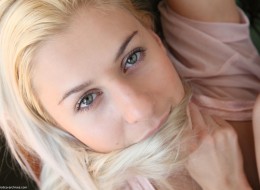 Rozwalona naga na starym fotelu (8)