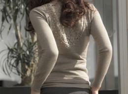 Dojrzała kusi na łóżku (11)