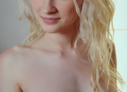 Dziewczynka w samych pończochach (10)