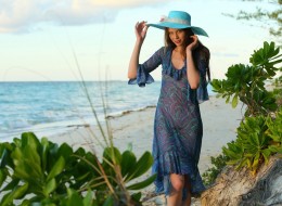 Laseczka w kapeluszu na plaży (15)