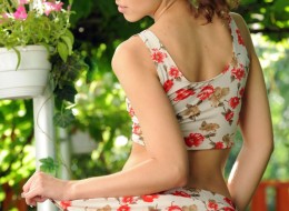 Mała wygolona bruneta w ogrodzie (10)