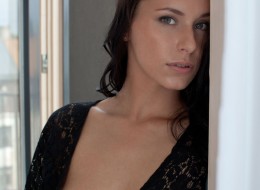 Rozłożyła nogi na pufie (12)