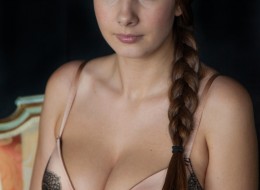 Sex fotki w bieliźnie na krześle (15)