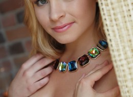 Urocza z nienaganną szparką (12)