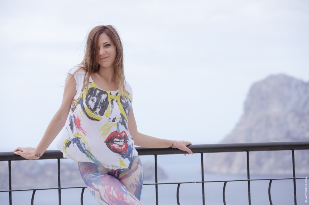 Małolata w kolorowych leginsach (15)