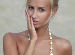 Blondyna z cipą na ręczniku (12)