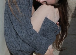 Ze szparką w swetrze (10)