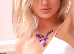 Blondyna z białej bieliźnie (9)