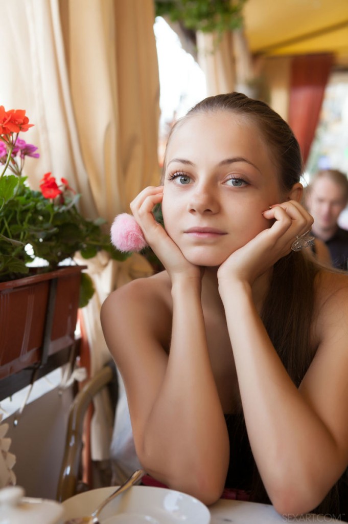 Młoda pieści się w seksowny sposób (12)