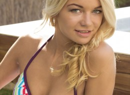 Na ręczniku przy małym basenie (12)