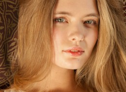 Zielonooka blondi w łóżku (12)