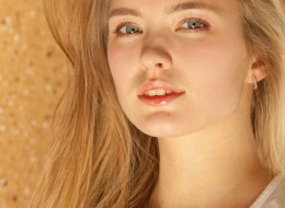 Zielonooka blondi w łóżku (13)