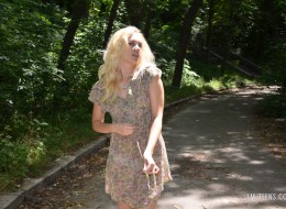 Publicznie na schodach się obnaża (10)