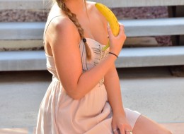 Kolejna młoda na ławce (4)