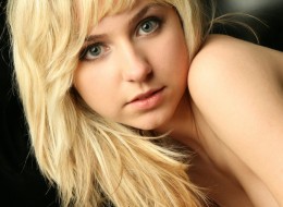 Młoda blondi robi minki (3)