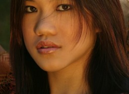 Azjatka wygina się na łące (14)