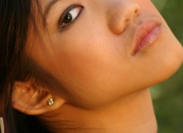 Azjatka wygina się na łące (6)