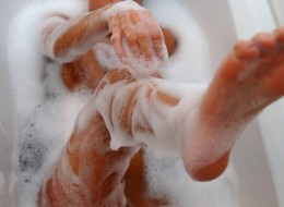 Brunetka w piance (14)