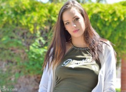 Laseczka w trampkach pokazuje ciałko (15)