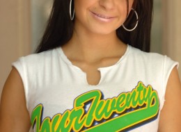 Zdejmuje czarny koronkowy stanik (16)