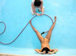 Laska w pustym basenie (9)