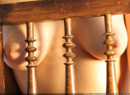 Naga przed lustrem na krześle (13)