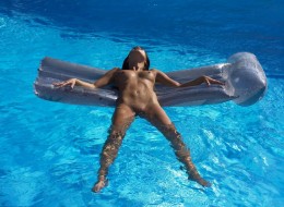 Opalona laseczka na materacu dmuchanym (4)